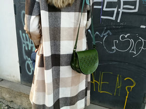 Kožená krásná zelená malá ručně šitá kabelka 100% přírodní, dárek pro ženy, crossbody, kvalitní celozrnná useň Full grain kůže, celoroční, perforovaná, crossbody, nastavitelný popruh, dvě přihrádky, městská, urban