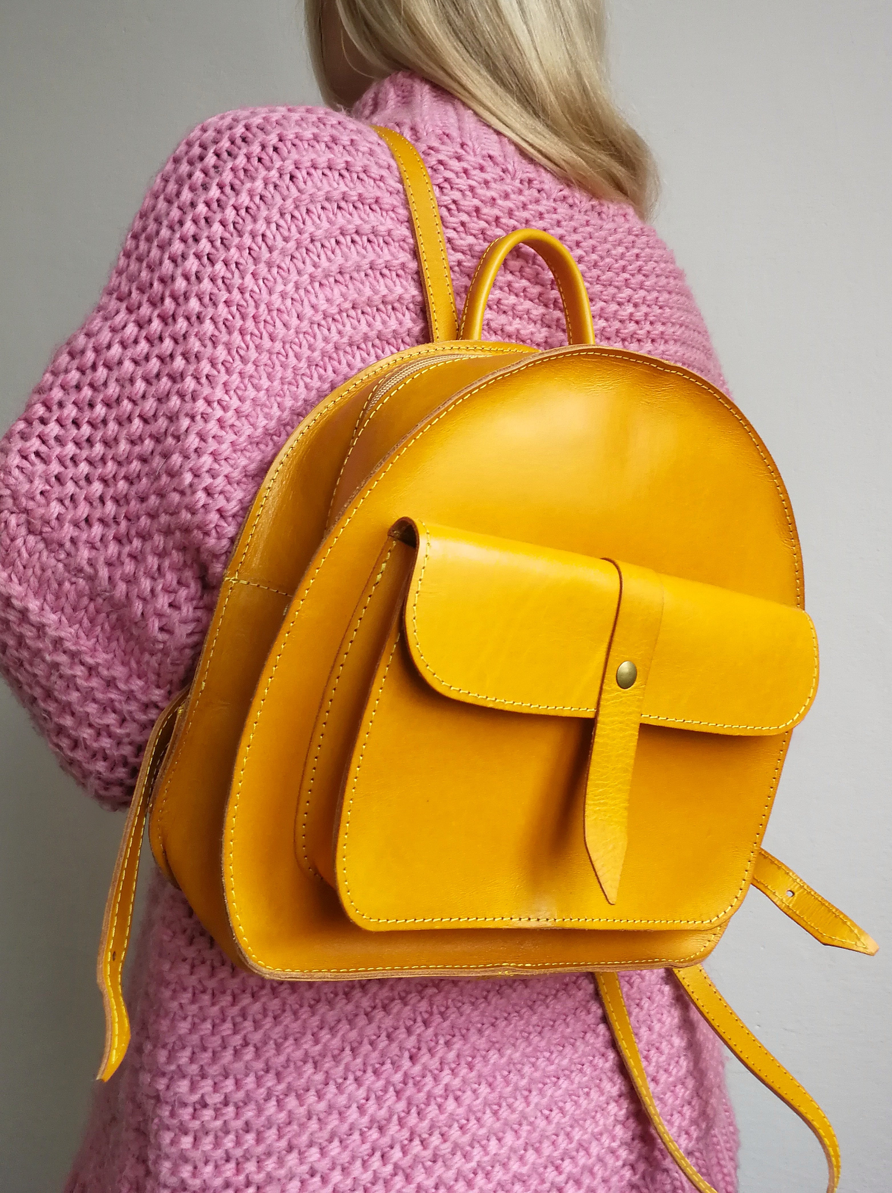 Kožený žlutý městský urban ručně šitý batoh 100% přírodní, dárek pro ženy, kvalitní celozrnná useň Full grain kůže, celoroční, elegantní