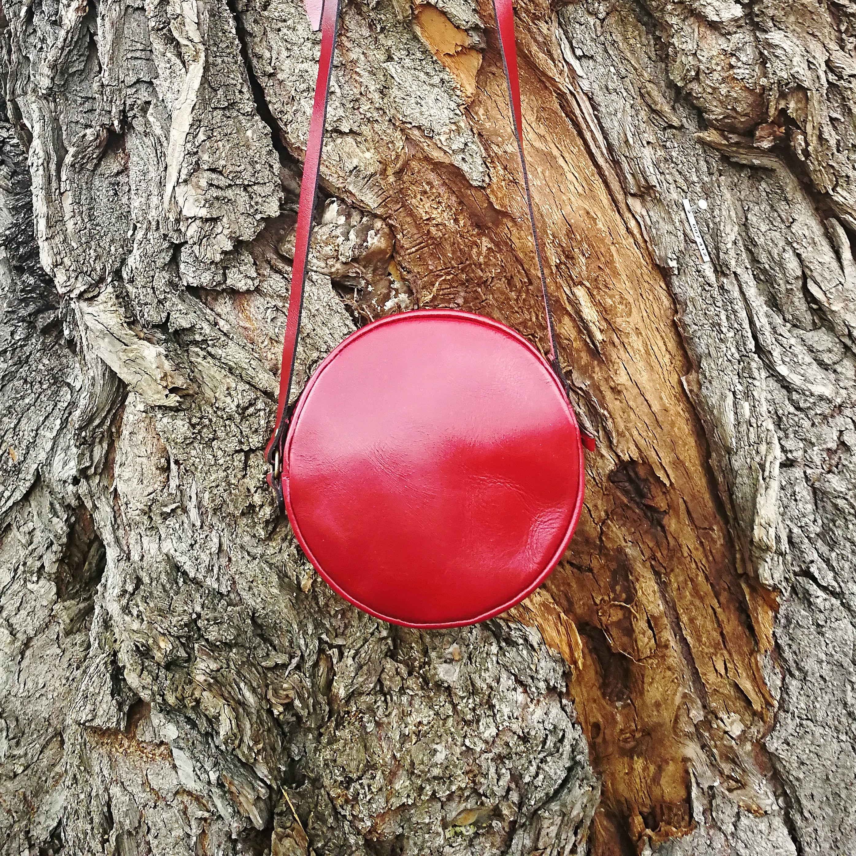 Kožená červená kulatá malá ručně šitá kabelka 100% přírodní, dárek pro ženy, crossbody, kvalitní celozrnná useň Full grain kůže, celoroční, perforovaná, nastavitelný popruh, městská, urban