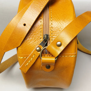 Kožená žlutá kulatá malá ručně šitá kabelka 100% přírodní, dárek pro ženy, crossbody, kvalitní celozrnná useň Full grain kůže, celoroční, perforovaná, nastavitelný popruh, městská, urban