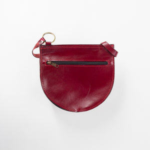 Kožená červená unikátní malá ručně šitá kabelka 100% přírodní, dárek pro ženy, crossbody, kvalitní celozrnná useň Full grain kůže, celoroční, perforovaná, nastavitelný popruh, městská, urban