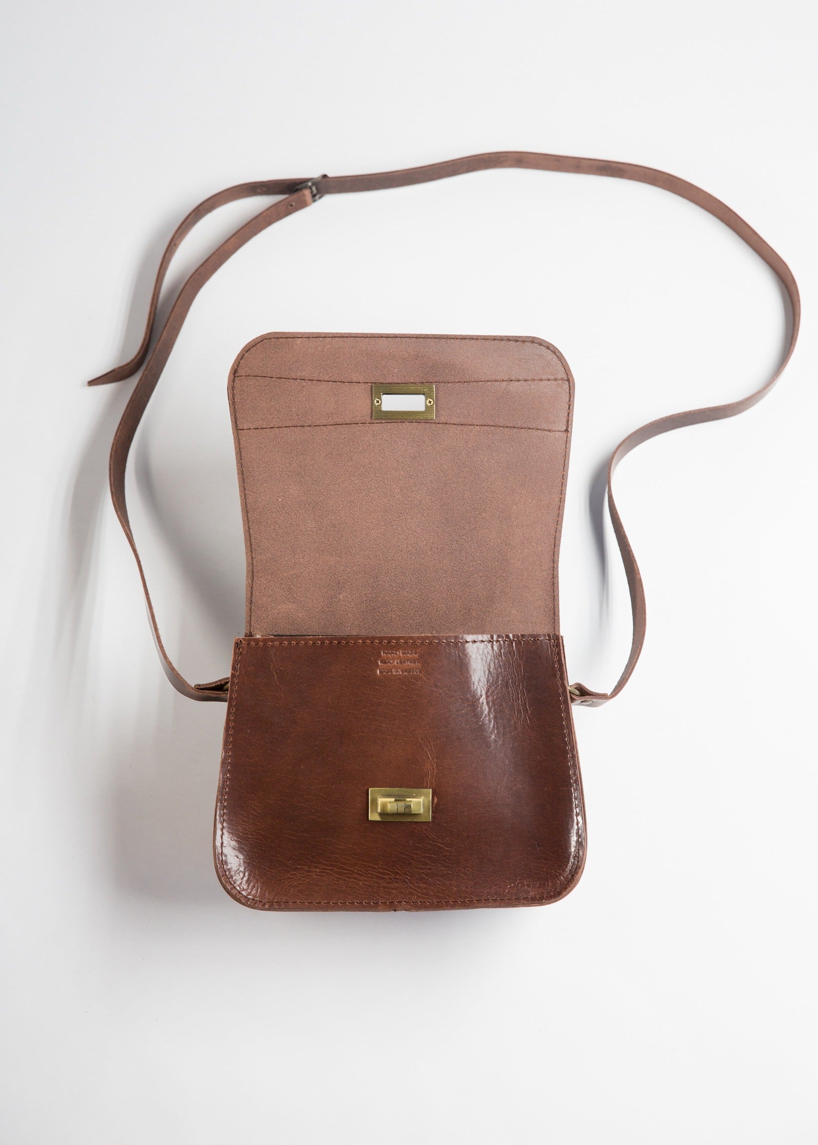 kožená kabelka ručně šitá full grain kůže přírodní 100% udržitelná móda vintage originálná design crossbody na rameno dáfrek pro ni dámská městksá urban elegantní  (1)